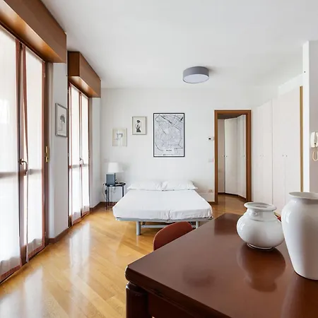 Cosy With Balcony & Private Garage * Milan