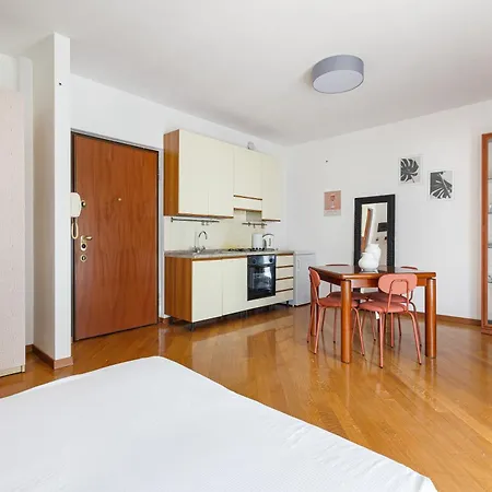 Apartment Cosy With Balcony & Private Garage Milan
