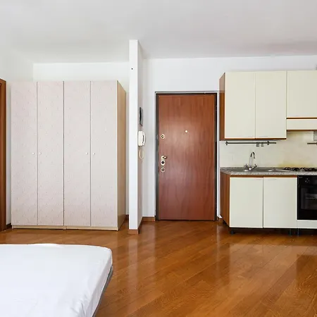 Cosy With Balcony & Private Garage * Milánó