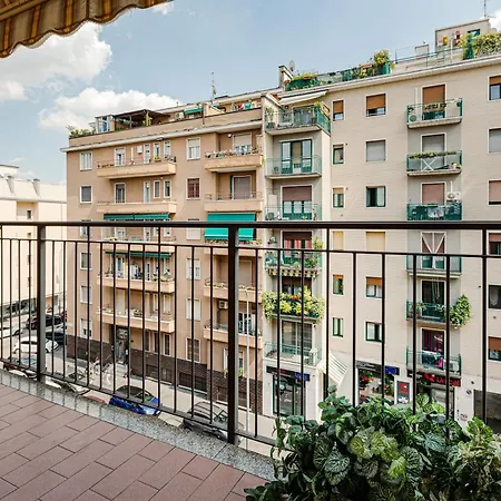 Cosy With Balcony & Private Garage Apartment