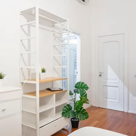 New! Lovely & Friendly In Center B * Милан