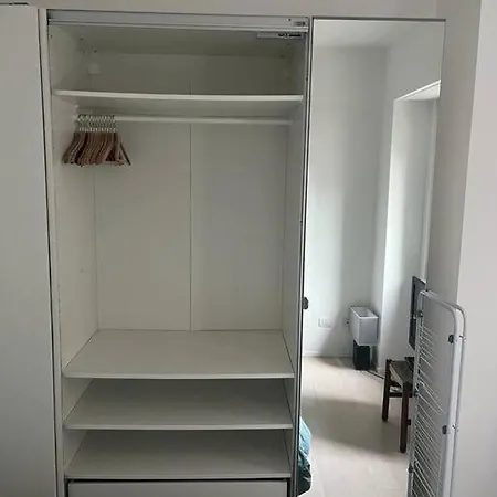 Modern - Walking Distance To Station