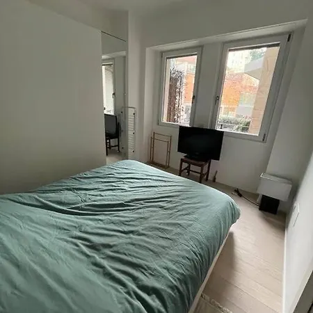 Modern - Walking Distance To Station