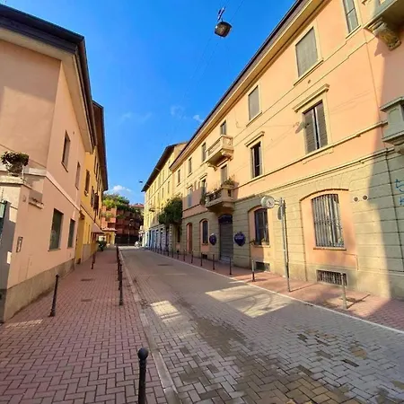 Apartment Conte Rosso House, Con Doppia Terrazza In Coorte Tranquilla A Due Passi Da Stazione E Metropolitana Lambrate *