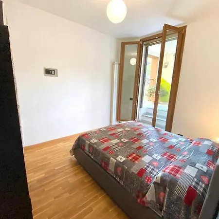 Apartment Conte Rosso House, Con Doppia Terrazza In Coorte Tranquilla A Due Passi Da Stazione E Metropolitana Lambrate *