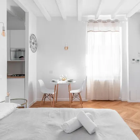 - Alzaia Naviglio Grande * ميلان