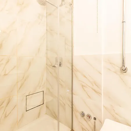 - Alzaia Naviglio Grande *