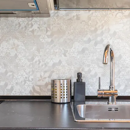 - Alzaia Naviglio Grande ميلان