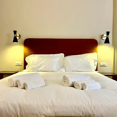 Apartment Elegant Historic On A Tree-lined Avenue Near Cadorna Station Milan