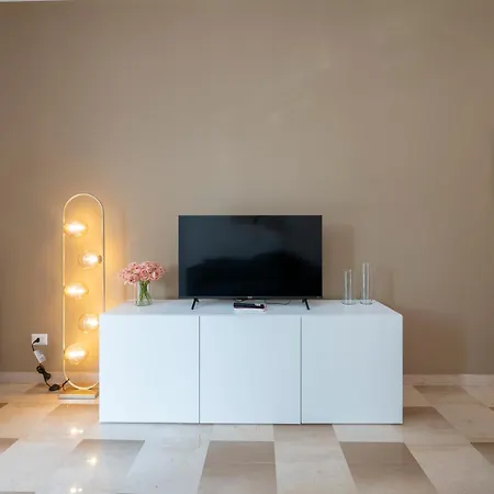 Xenia - Luminous In Citylife Apartment Milan