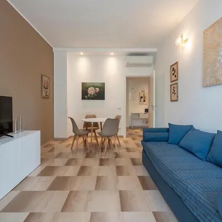 Xenia - Luminous In Citylife Apartment *