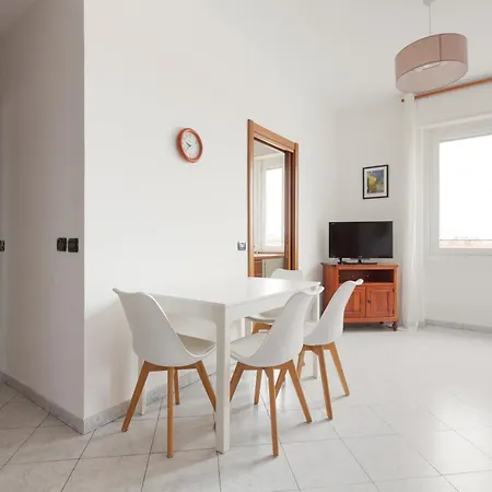 Guesthost - Piazzale Brescia- Cosy With Balcony *