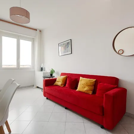 Guesthost - Piazzale Brescia- Cosy With Balcony