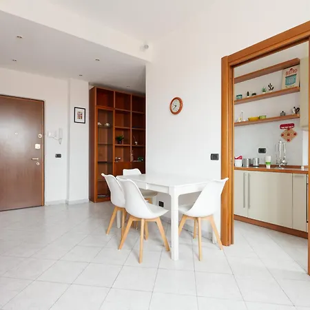 Apartment Guesthost - Piazzale Brescia- Cosy With Balcony