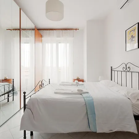 Guesthost - Piazzale Brescia- Cosy With Balcony Mailand