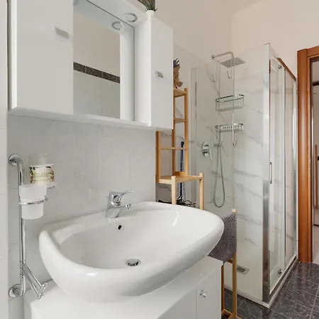 Appartement Guesthost - Piazzale Brescia- Cosy With Balcony Milan