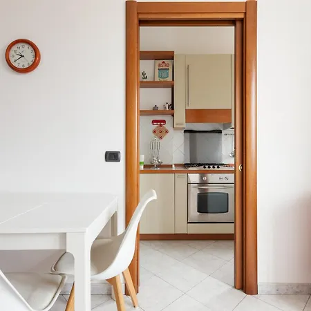 Guesthost - Piazzale Brescia- Cosy With Balcony Milan