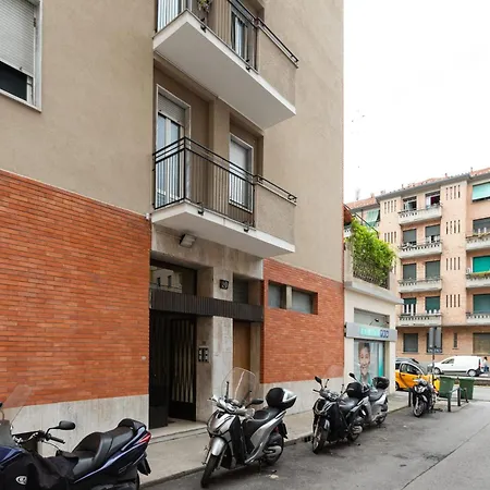 Guesthost - Piazzale Brescia- Cosy With Balcony Mailand