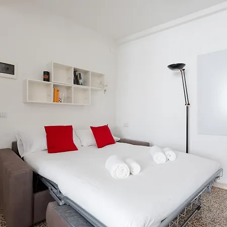 Guesthost - Sant'ambrogio Modern Appartement