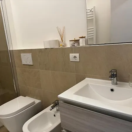 Regina In Sky Santa Giulia - Sky Tv, Wifi E Breakfast Box