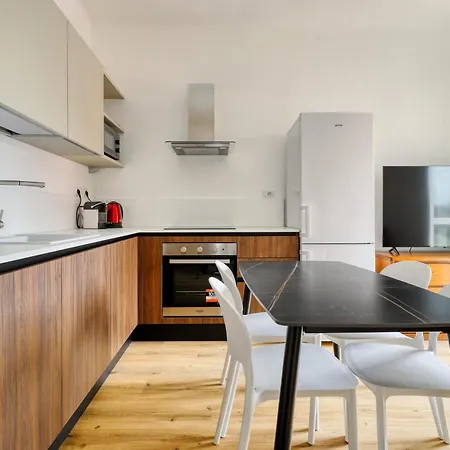 Joivy 1-bed With Balcony Near Subway