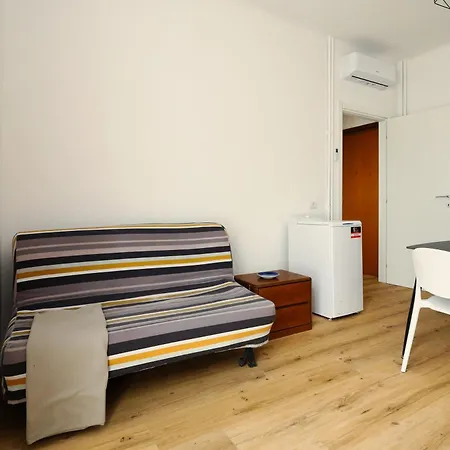 Joivy 1-bed With Balcony Near Subway Apartman