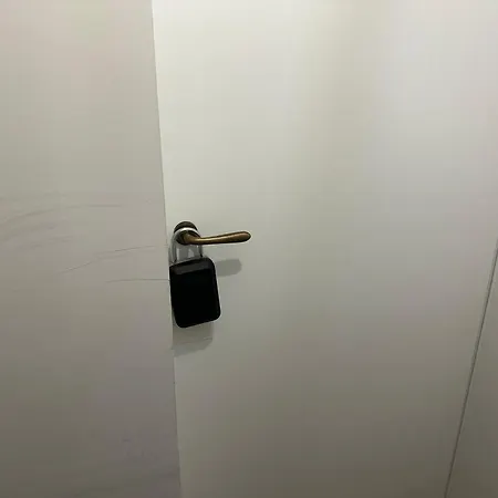 Repetti Design - 10 Min To Centre & Airport Apartment *