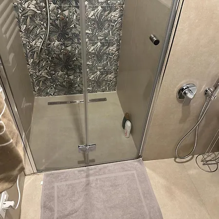 Repetti Design - 10 Min To Centre & Airport Apartment *