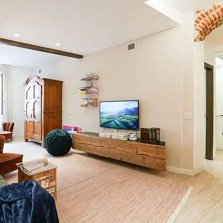 Apartment Porta Garibaldi Luxe Milan