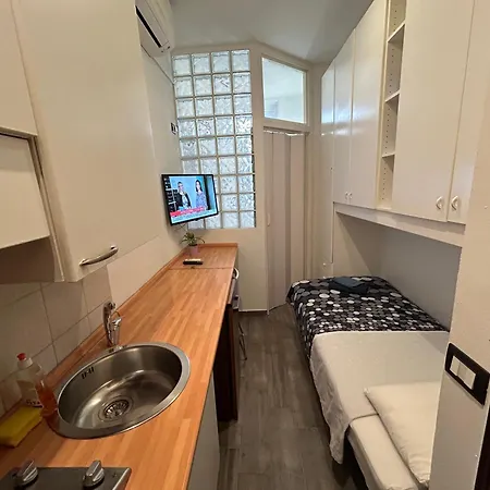 In Zona Loreto Vicino Metro Mm1 E Mm2 - Lippino *