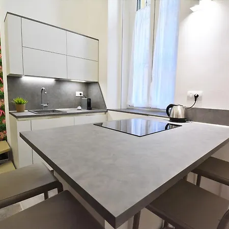 Lombardini 1 Apartament *