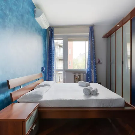 Mac Mahon - Colorful With Balcony! *