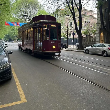 Elegant Historic On A Tree-lined Avenue Near Cadorna Station
