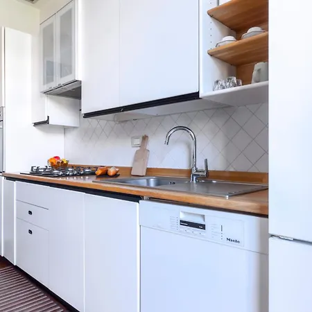 Roomy Flat With Garage - Porta Romana Appartement *