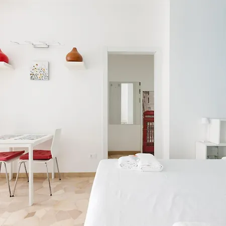 Lorenteggio-piazza Frattini Balcony * Milán