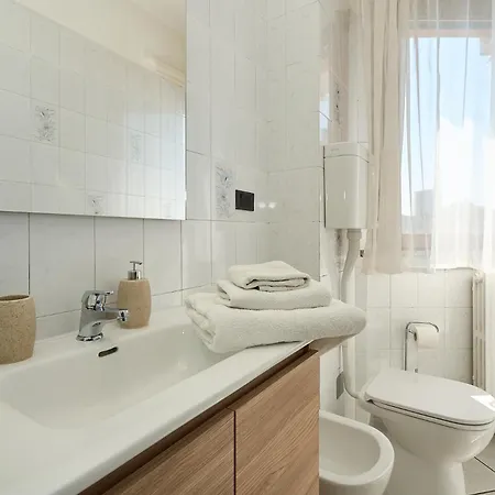 شقة -luminosa 5 Stars With Balcony- Wifi Netflix 15 Minutes From Duomo ميلان