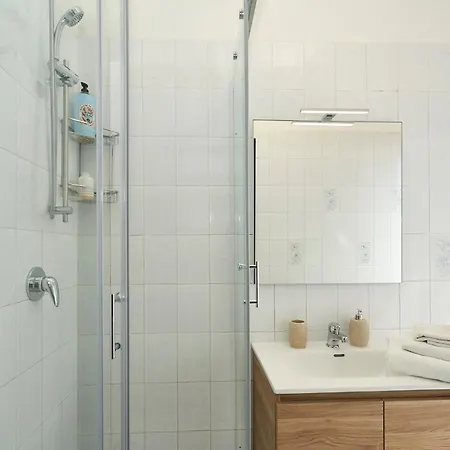 -luminosa 5 Stars With Balcony- Wifi Netflix 15 Minutes From Duomo ميلان