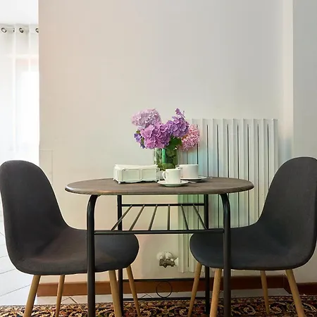 -luminosa 5 Stars With Balcony- Wifi Netflix 15 Minutes From Duomo شقة