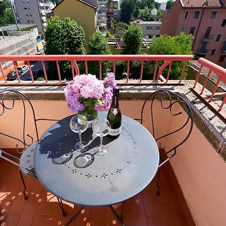 -luminosa 5 Stars With Balcony- Wifi Netflix 15 Minutes From Duomo شقة ميلان