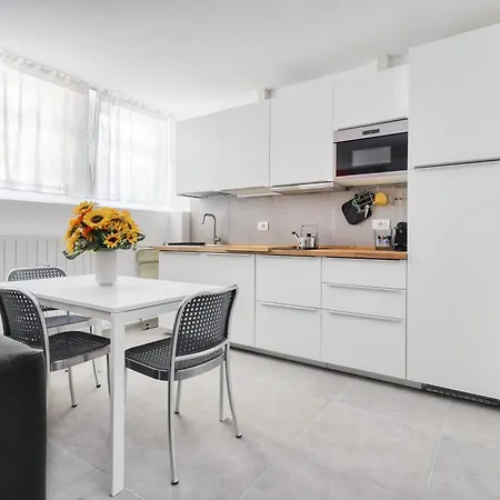 Red Cannas, Cozy In Life District Апартаменты