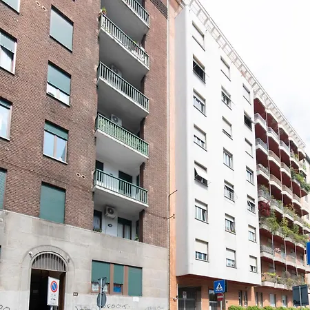 Modern & Stylish Near Isola & Station Apartment