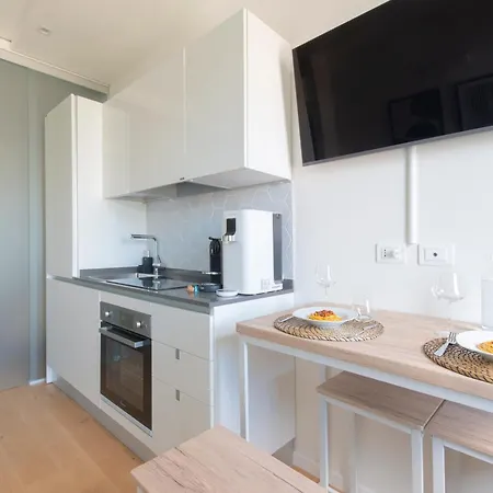 Modern & Stylish Near Isola & Station Apartment Milan