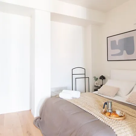 Modern & Stylish Near Isola & Station Apartment