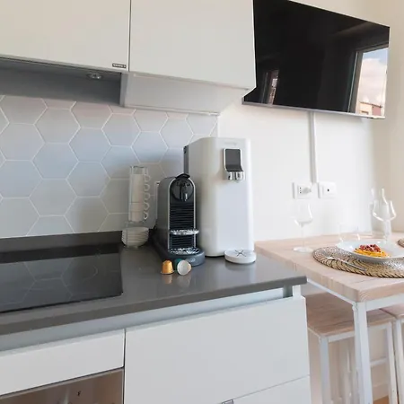 Modern & Stylish Near Isola & Station Apartment *