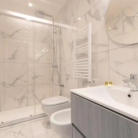 Apartment Modern & Stylish Near Isola & Station *