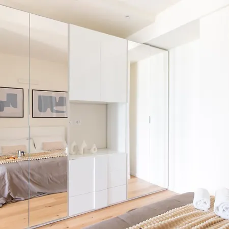 Apartment Modern & Stylish Near Isola & Station