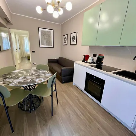 Botticelli Golden House Next To Duomo Milaan