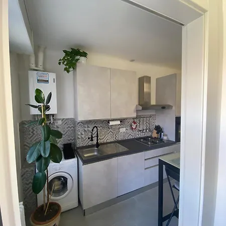 Renovated With Two Single Beds Appartement Milaan