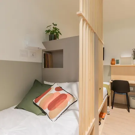 Well-located Campus Near Park Milán