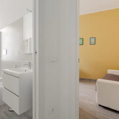 Martesana Cosy Apartment- M1 Gorla Red Line アパート ミラノ
